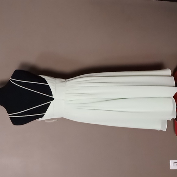 David's Bridal Crinkle Chiffon Honeydew Dress w Embellishments Size 8 - Picture 2 of 9